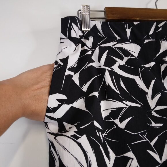 Mario Serrani Comfort Stretch Tummy Control Black and White Short Size 16 - Picture 5 of 11